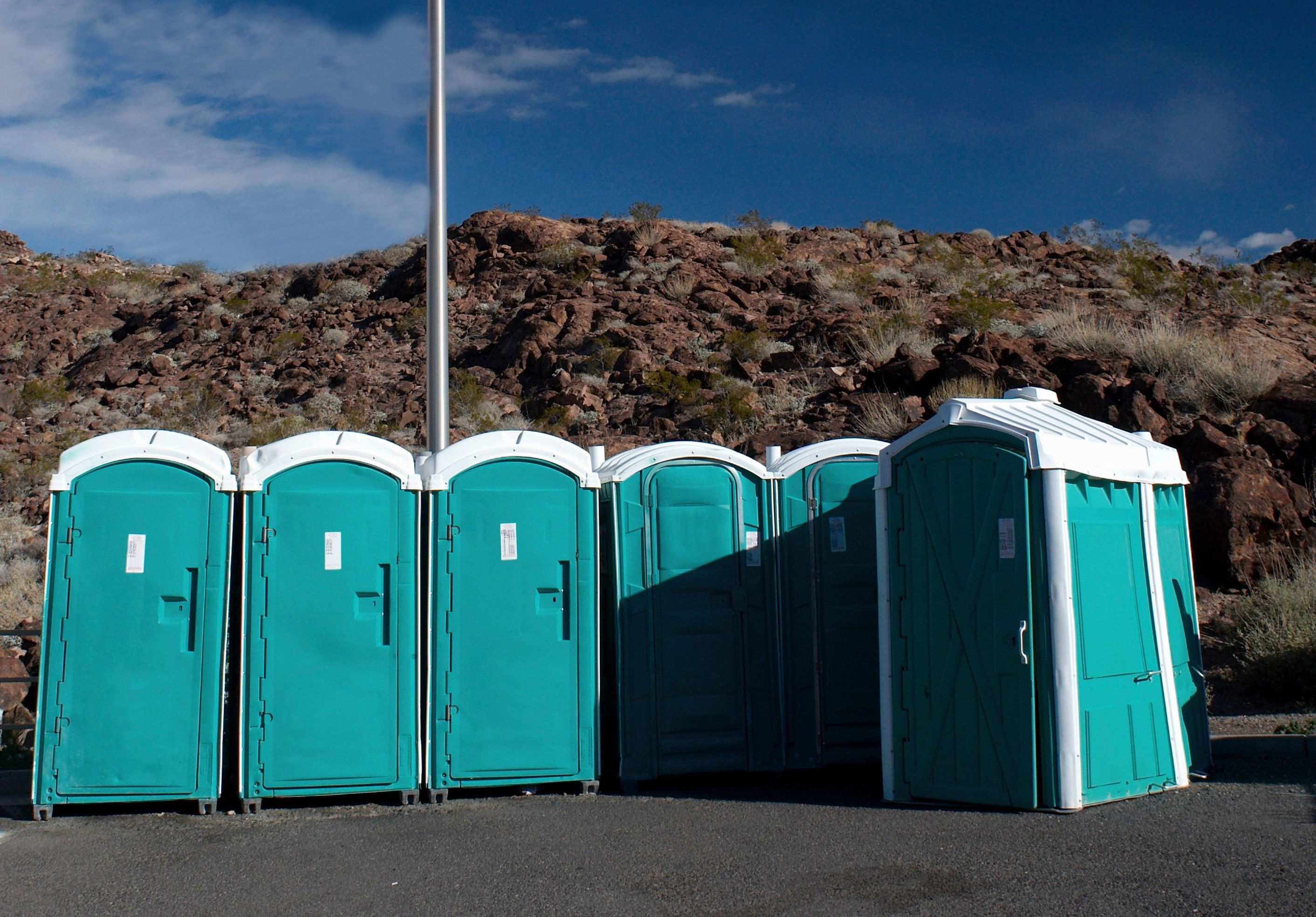 potable-toilets-by-rocks_7H6y6vGnrS potable-toilets-by-rocks_7H6y6vGnrS